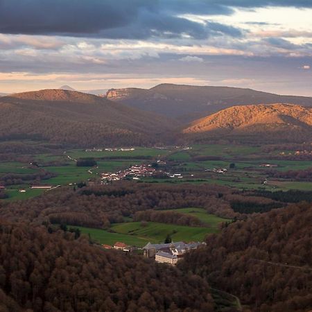 Lorentx Aterpea Burguete Buitenkant foto
